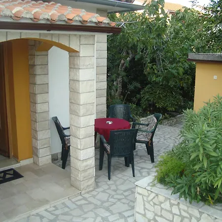 1 Apartment *